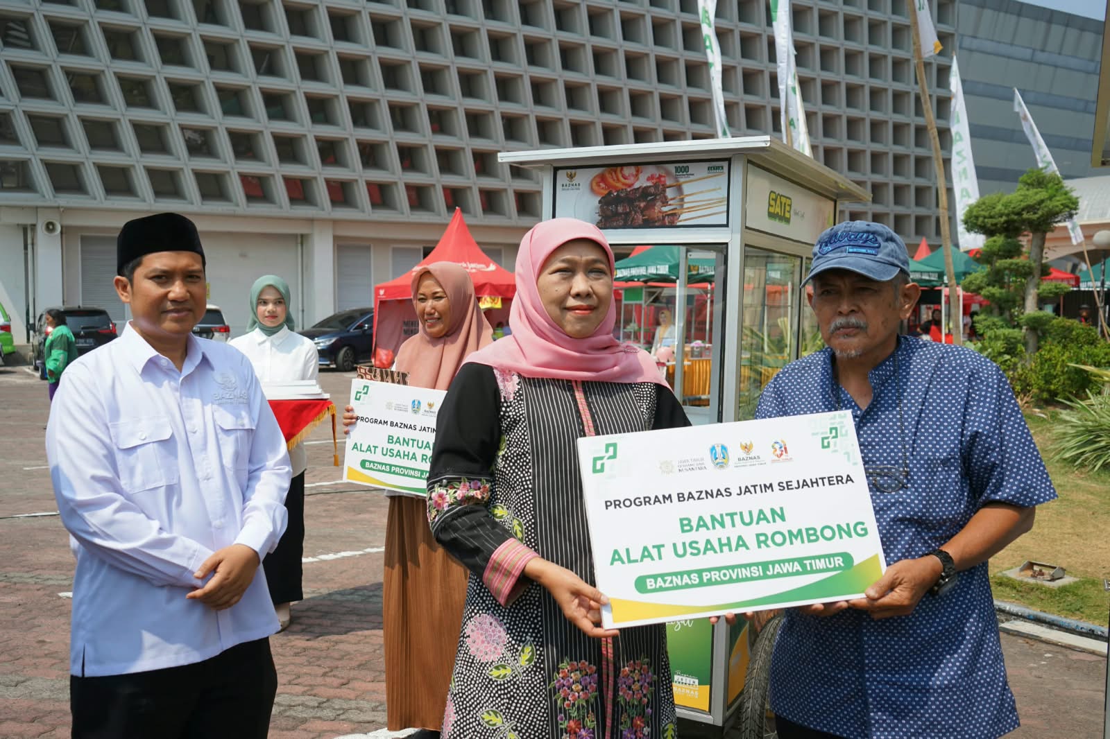 BAZNAS Jatim Bantu 10 Pedagang Kembangkan Usaha, Berharap Kelak Jadi Muzakki