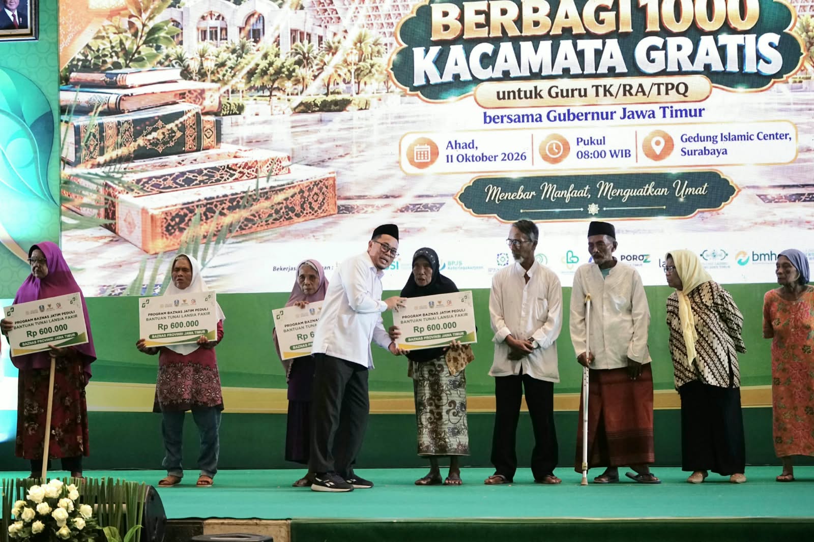 Hidup Dalam Keterbatasan, 10 Lansia Fakir Terima Bantuan dari BAZNAS Jatim