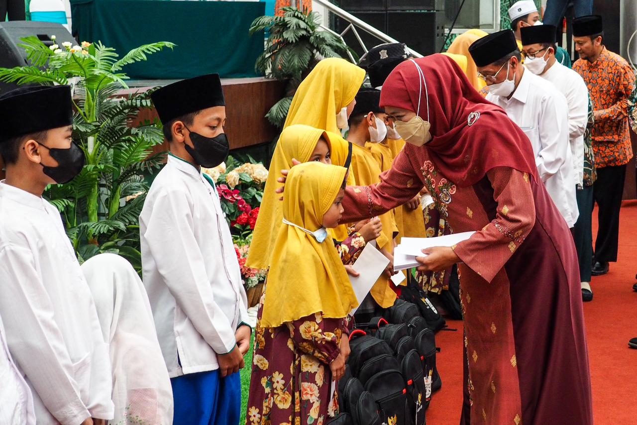 BAZNAS Jatim Serahkan Zakat Produktif Kepada 100 Pelaku Usaha Ultra Mikro di Kota Malang